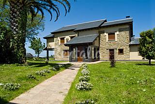 Gran casa de piedra con jardín