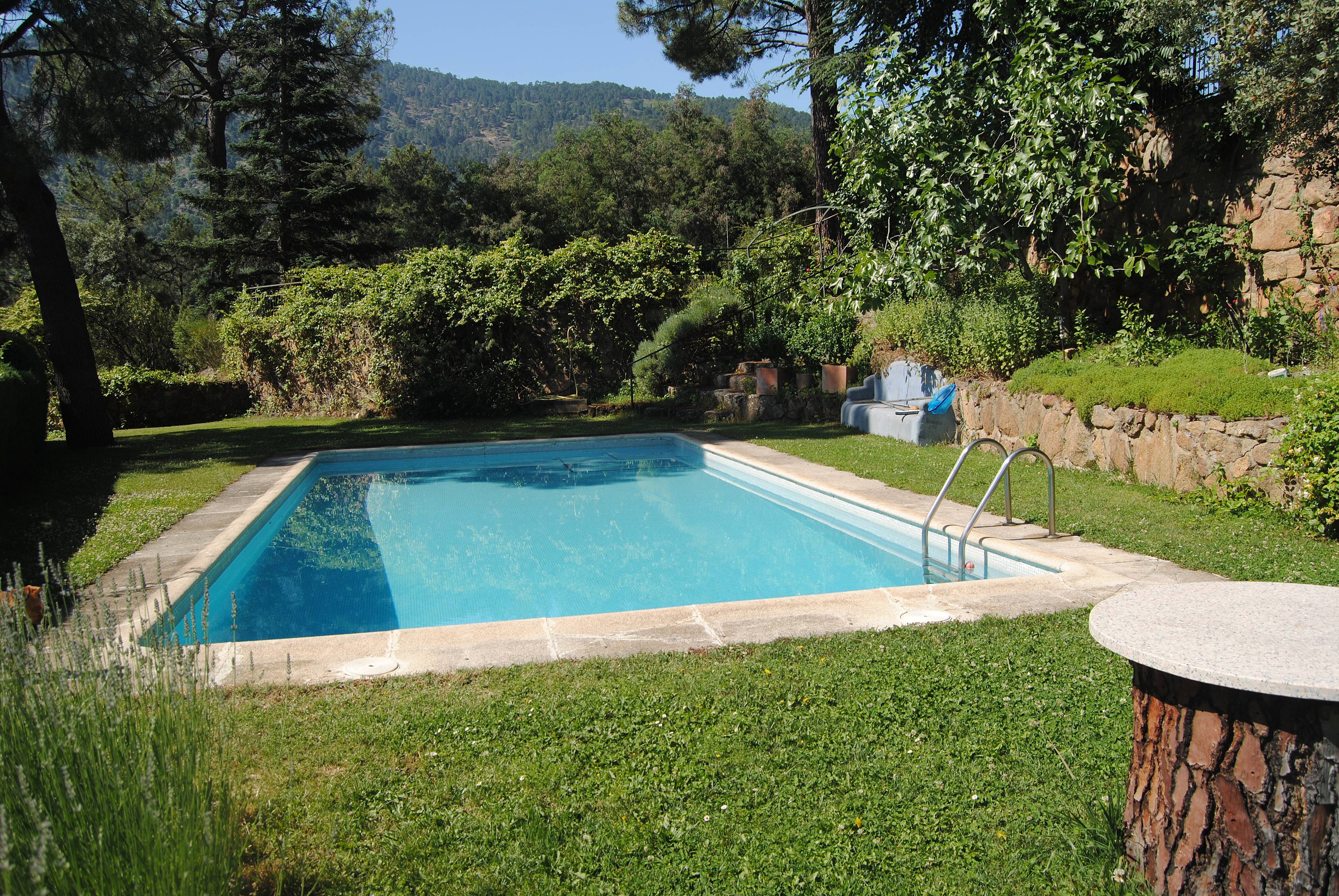 Villa en alquiler con piscina en Pantano del Burguillo - Navaluenga (Ávila)