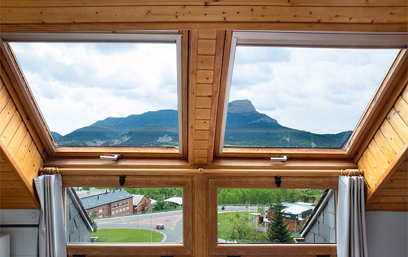 Apto. Abuhardillado céntrico con garaje y piscina - Jaca (Huesca
