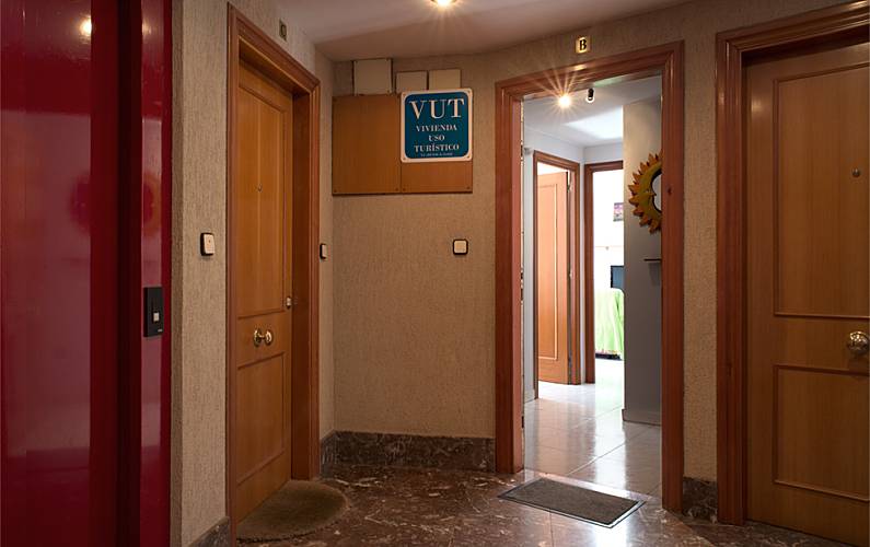 Apto. Abuhardillado céntrico con garaje y piscina - Jaca (Huesca