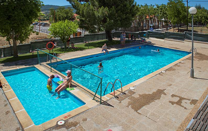 Apto. Abuhardillado céntrico con garaje y piscina - Jaca (Huesca