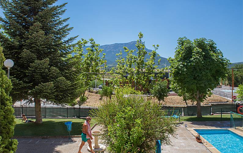 Apto. Abuhardillado céntrico con garaje y piscina - Jaca (Huesca