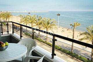 Apartamentos con piscina en primera linea de...