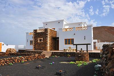 Casa Caldera Blanca rodeada de volcanes Lanzarote