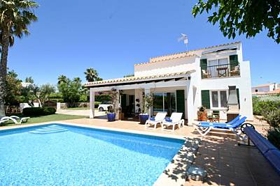 Villa junto al mar con piscina: encanto y confort Menorca