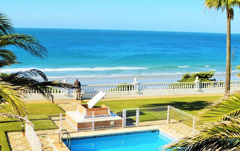 Vivenda para 16 pessoas em frente à praia Cádis - Piscina