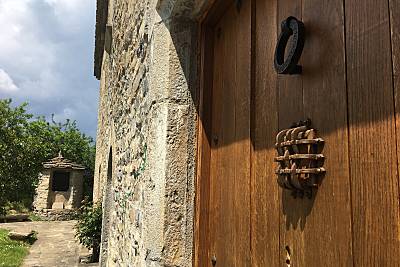 Casa de piedra con jardín (siglo XVII) Huesca