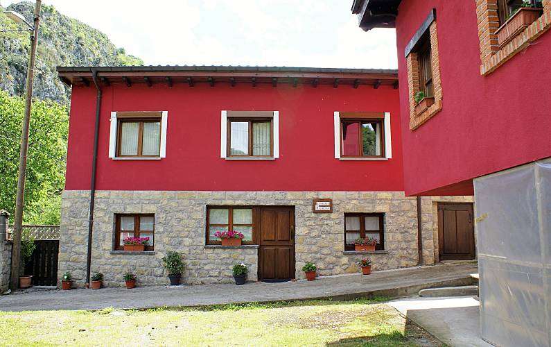 Haus Außenansicht des Hauses Asturien Ponga Ferienhaus auf dem land - Außenansicht des Hauses