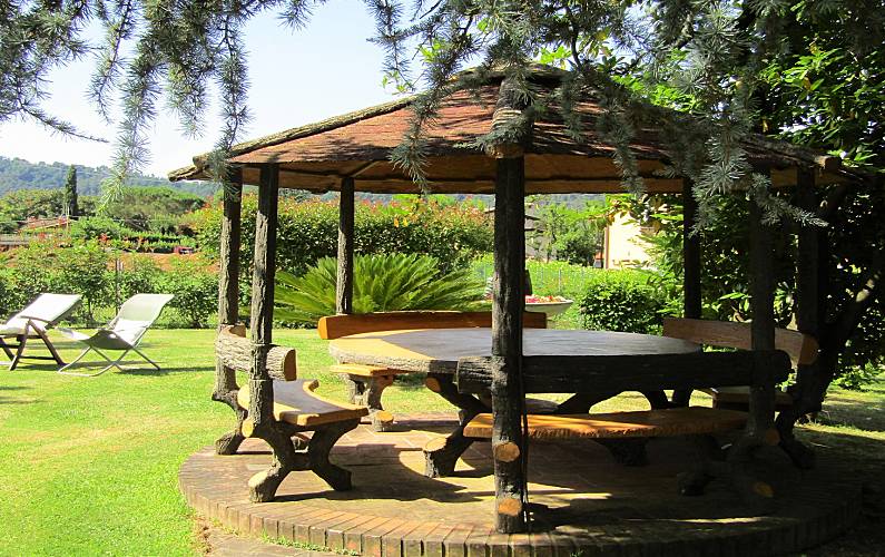 Villa bifamiliare con giardino privato a Camaiore.
