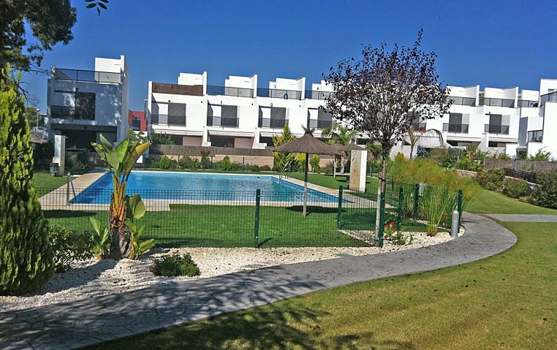 Casa com 3 quartos a 300 m da praia Cádis - Piscina