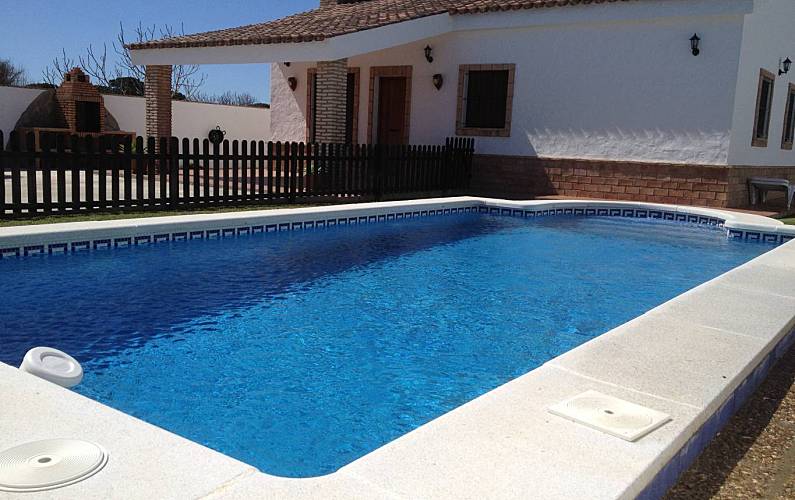 Casa com 3 quartos a 4 km da praia Cádis - Piscina