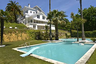 Villa con 6 dormitorios. Piscina. Parcela 2.700 m2 Cantabria
