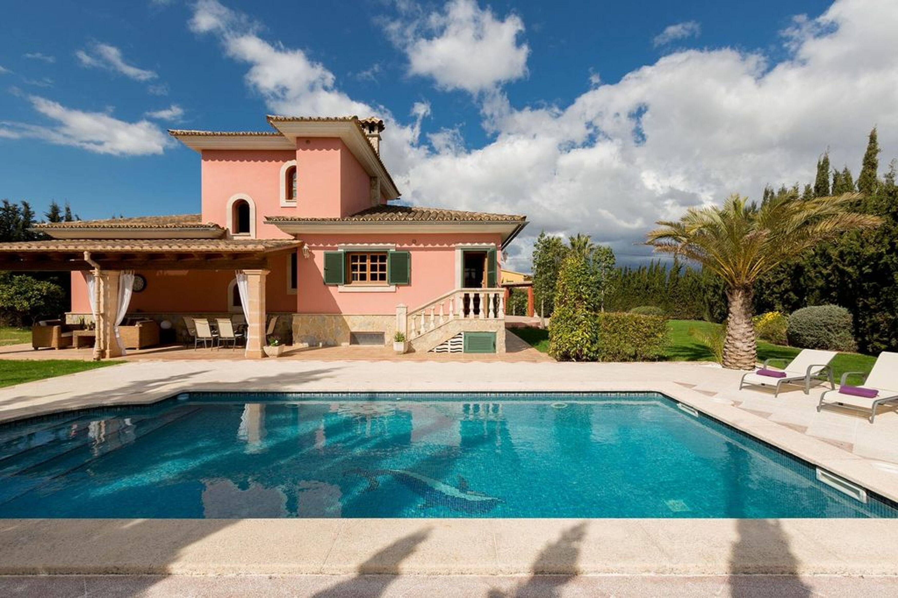 Villa in benalmadena. Недвижимость в испании недорого. Дешевая испания. Дешевая испания. Маленькая вилла.