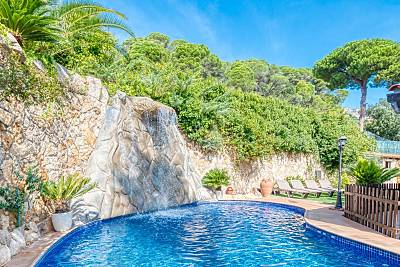 Villa Alba - Piscina de agua salada con cascada Girona/Gerona
