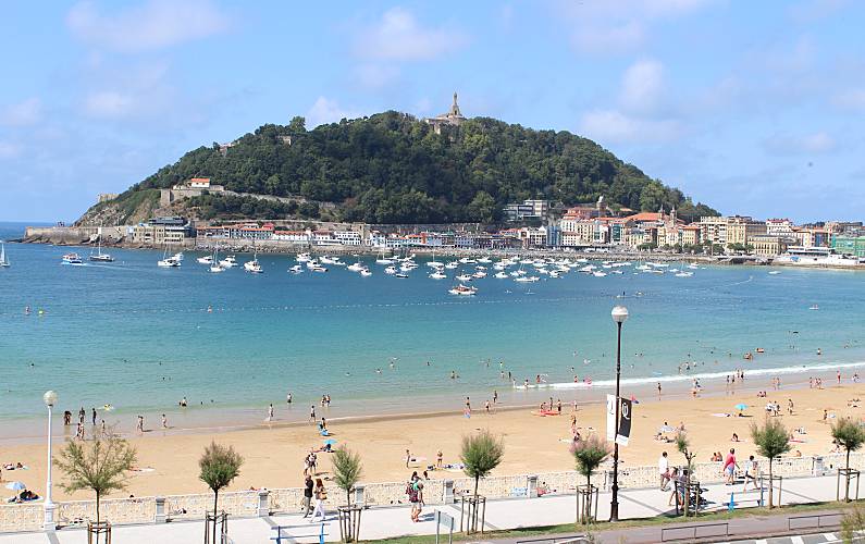 Paseo por el Paseo Marítimo y Playa La Concha