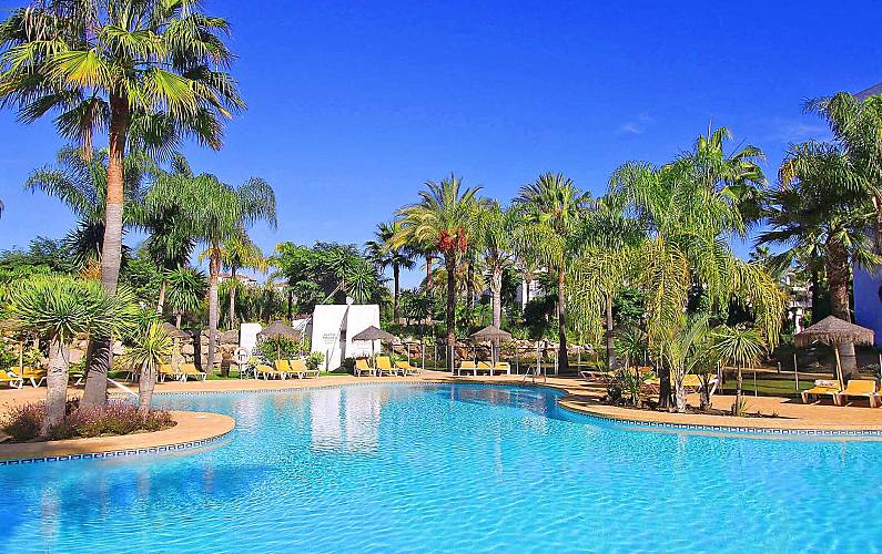 Frente a la playa ALTO ESTÁNDAR, TV por amplio jardín y área