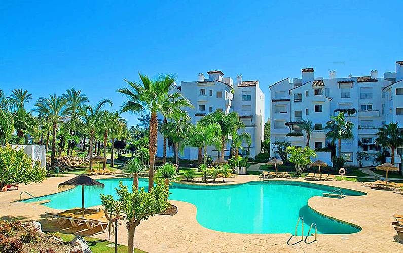 Frente a la playa ALTO ESTÁNDAR, TV por amplio jardín y área