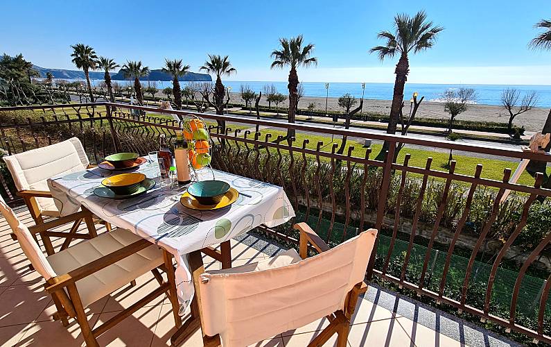 Rainbow Seafront Apartment (90 mq fronte mare)