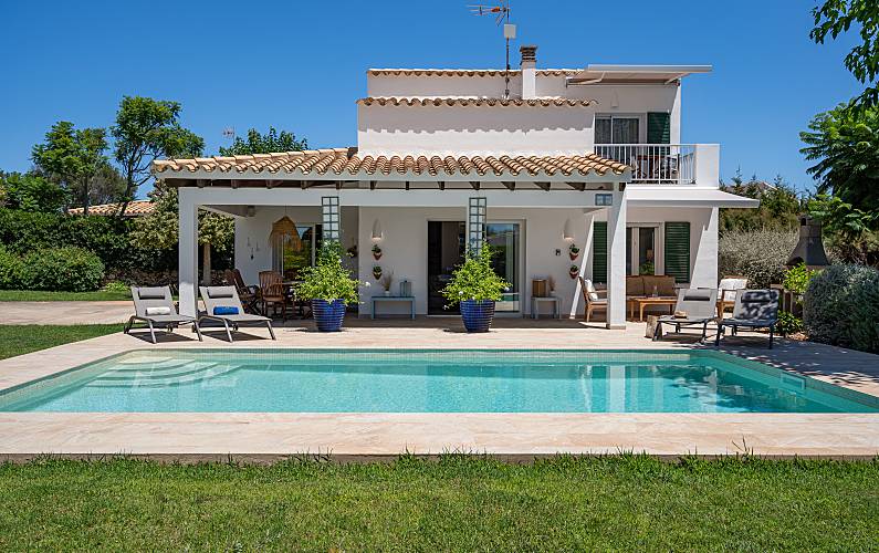 Villa sur la mer avec piscine: charme et confort 5