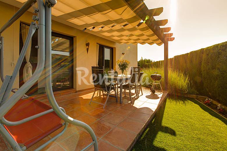 Casa con piscina, jardÃn, jacuzzi y chimenea vilafreser ... Backyard diseño chimenea
