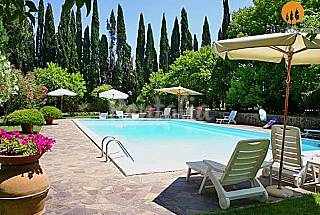 7 appartamenti in fattoria con piscina in Ma...