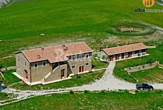 6 appartamenti in casale con vista stupenda ...