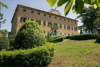 Castello con piscina vista mare