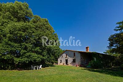 Finca con masia, gran jardin y piscina Girona/Gerona