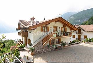 Alloggi con vista mozzafiato sul lago di Mol...