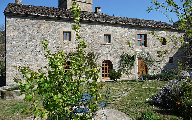 Casa de piedra con jardín (siglo XVII) Huesca