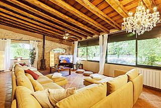 Masía de 9 hab. con piscina y jardín privado