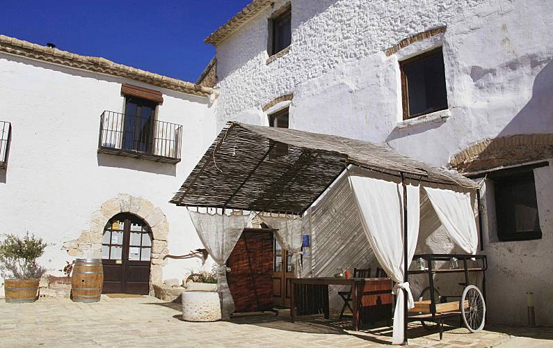 Masia típica con 3 casas, piscina y viñedos Barcelona