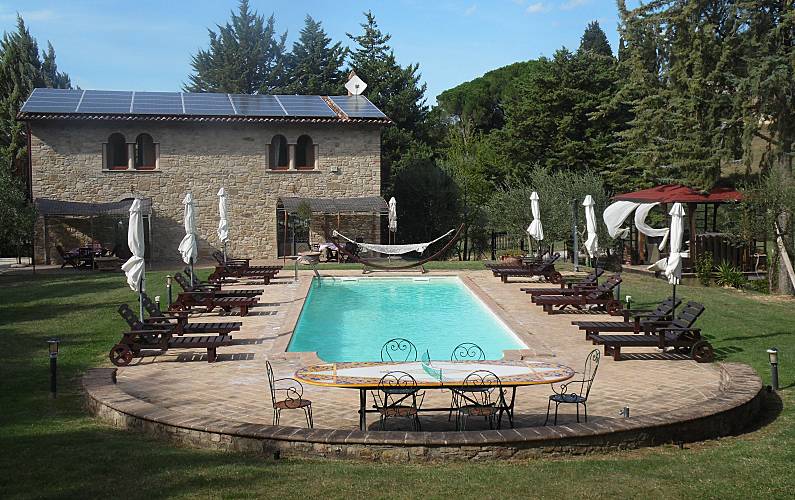 Villa Casolare con piscina senza cloro fra Perugia Gubbio