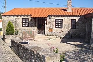 2 Casas rodeado de montanha