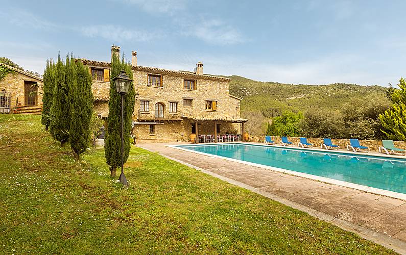 Masía de 12 habitaciones con gran jardín y piscina Girona/Gerona