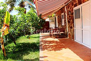 Appartamento con ampio terrazzo e giardino