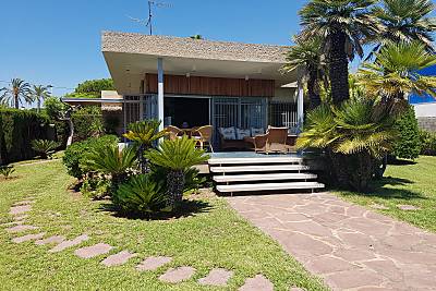 Villa en 1º línea de mar con amplio jardín Castellón