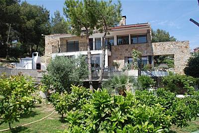 Stella, Stone & Rustic Villa, Walking Distance to Barcelona